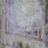 ...e, pur coperti dalla polvere del tempo, scorgiamo anche i brillanti colori di antichi affreschi realizzati in pi� fasi tra il XII e il XVII secolo, a testimonianza della continuit� di culto nel luogo